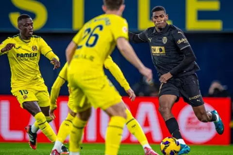 يوم التعادلات.. فالنسيا يغادر مراكز الهبوط بنقطة قاتلة أمام فياريال بالدوري الإسباني